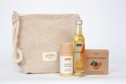 Geschenkeset besteht aus Baumwoll-Leinen-Kulturtasche, Vanille-Orange-Deo, Inspire-Massageöl & einer Avocado-Minze-Seife