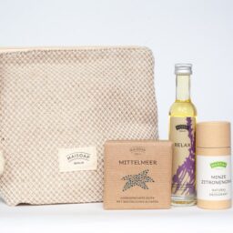 Geschenkeset besteht aus Baumwoll-Leinen-Kulturtasche, Minze-Zitronengras-Deo, Relax-Massageöl & einer Mittelmeerseife-Seife