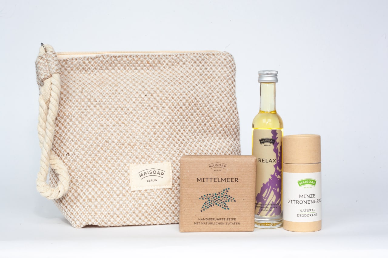 Geschenkeset besteht aus Baumwoll-Leinen-Kulturtasche, Minze-Zitronengras-Deo, Relax-Massageöl & einer Mittelmeerseife-Seife