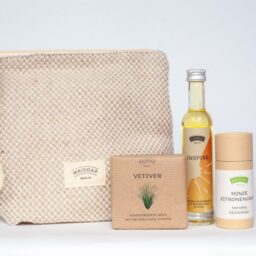 Geschenkset besteht aus Baumwoll-Leinen-Kulturtasche, Minze-Zitronengras-Deo, Inspire-Massageöl & einer Vetiver-Seife