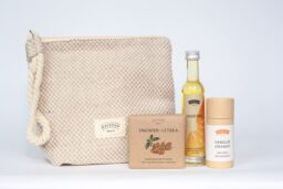 Geschenkset besteht aus Baumwoll-Leinen-Kulturtasche, Vaille-Orange-Deo, Inspire-Massageöl & einer Ingwer-Litsea-Seife
