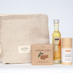 Geschenkset besteht aus Baumwoll-Leinen-Kulturtasche, Vaille-Orange-Deo, Inspire-Massageöl & einer Ingwer-Litsea-Seife